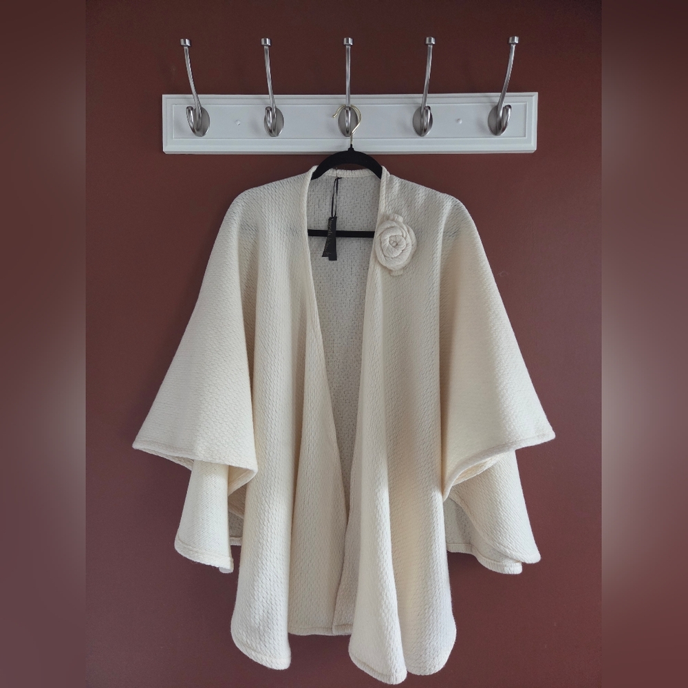 Mariella de Leeuw Handmade Ivory Knit Cape with Flower Brooch – One Size